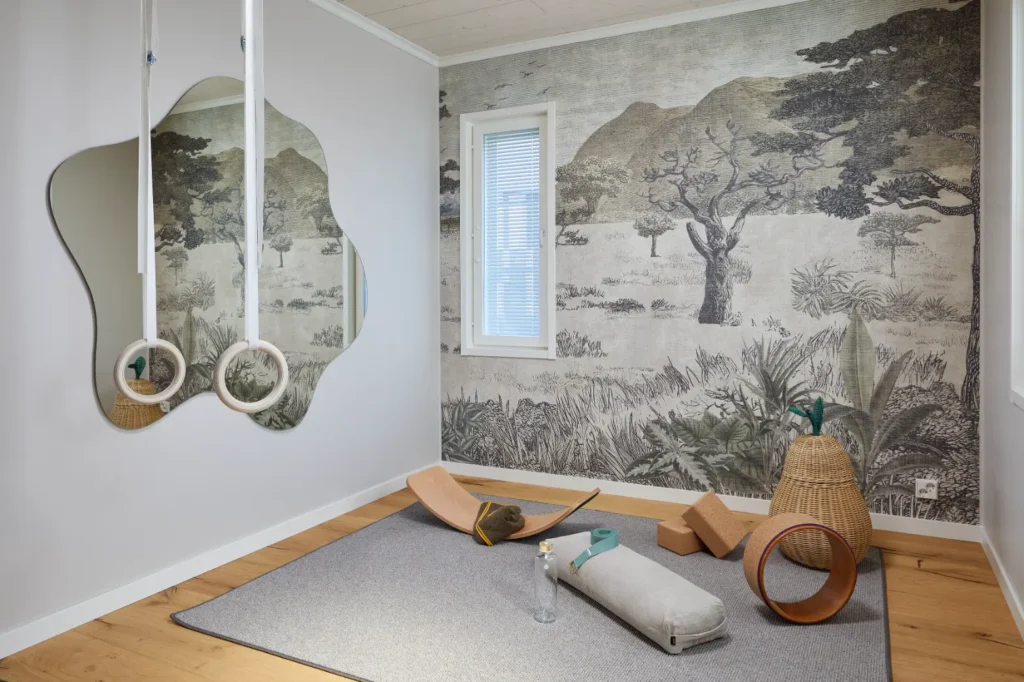 Lastenhuoneen leikkitila ja seinämaalaus luonnonmaisemalla – sisustussuunnittelu Lohja