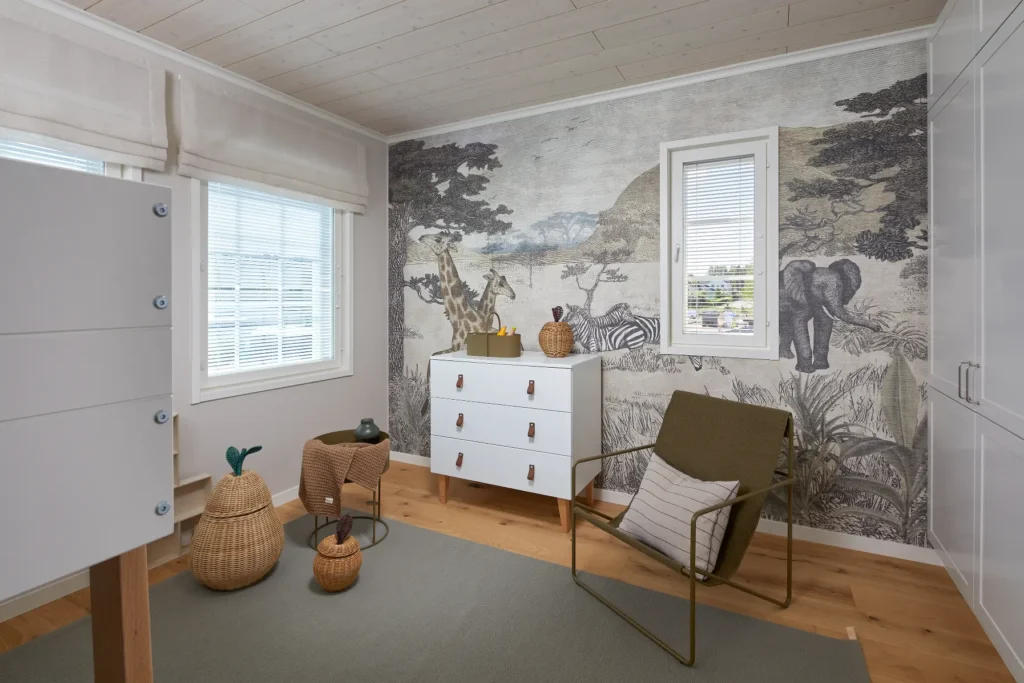 Lastenhuone savanni-aiheisella tehosteseinällä ja kalusteilla – sisustussuunnittelu Lohja