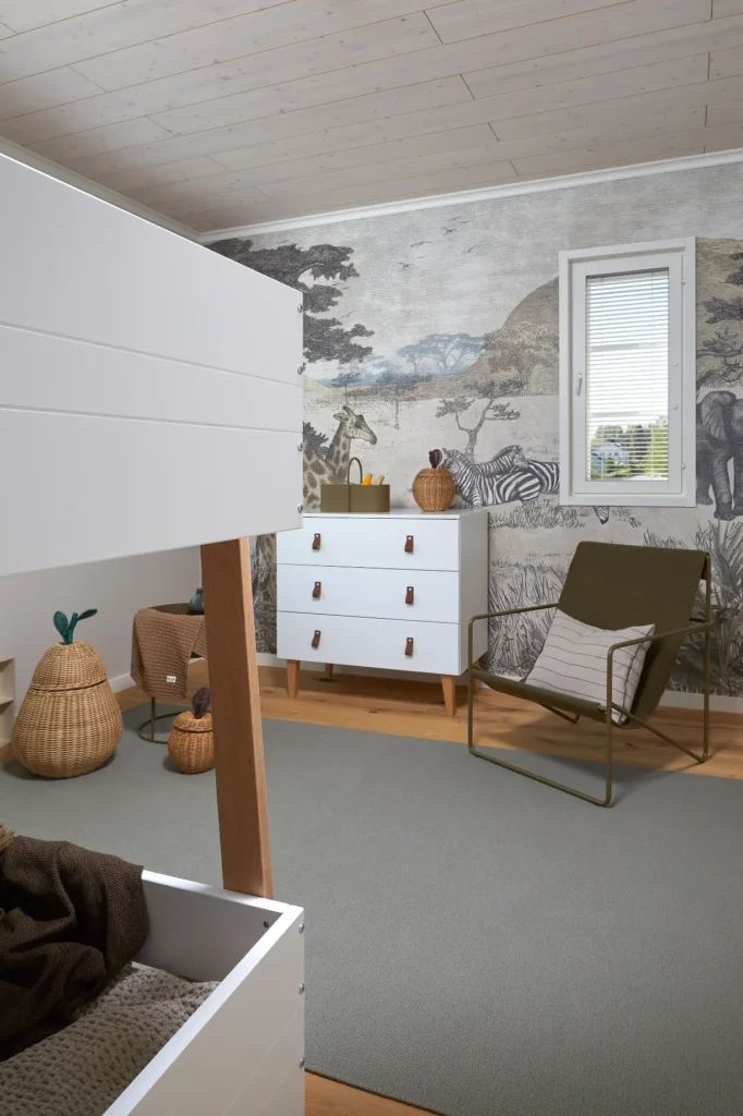 Moderni lastenhuone lipastolla ja nojatuolilla – sisustussuunnittelu Lohja