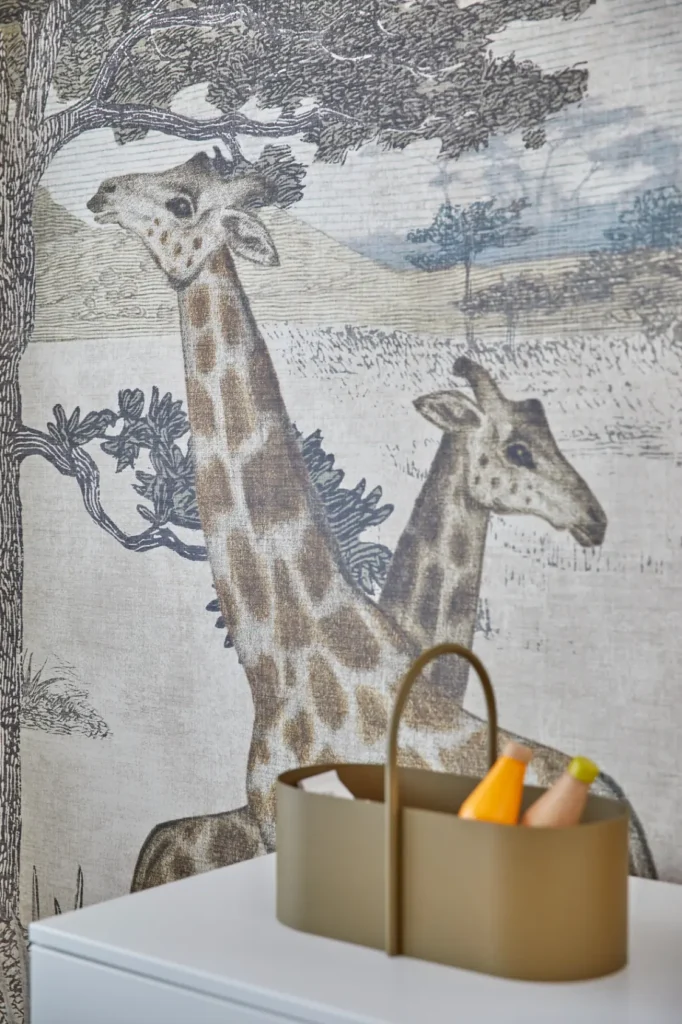 Yksityiskohta savanni-aiheisesta seinästä kirahveilla – sisustussuunnittelu Lohja