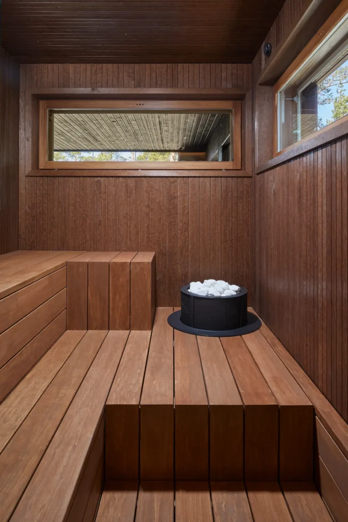 Tyylikäs sauna tummalla puupinnalla ja minimalistisella designilla – sisustussuunnittelu Naantali