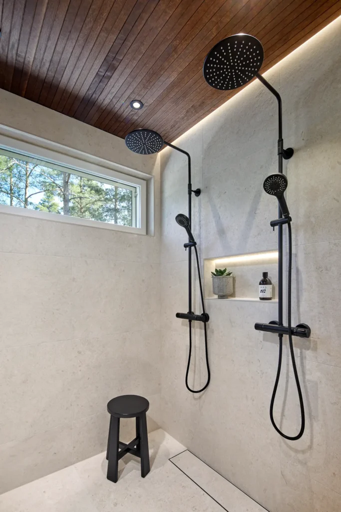 Kylpyhuone kahdella suihkulla ja luonnonvalolla – sisustussuunnittelu Naantali