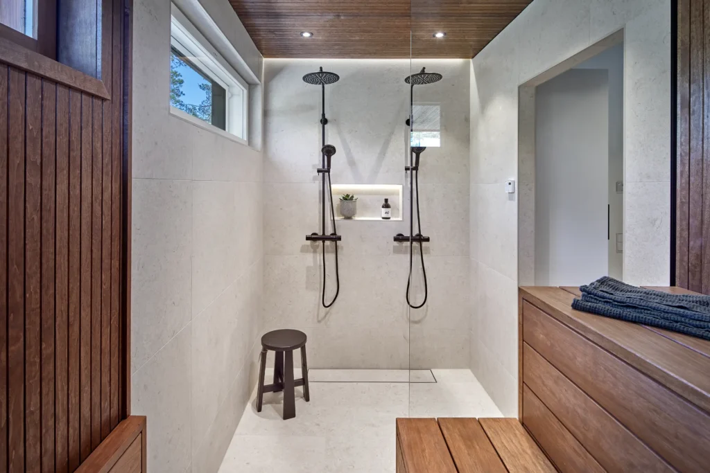 Tilava suihkutila modernilla valaistuksella ja laatoituksella – sisustussuunnittelu Naantali