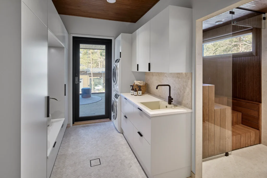 Kodinhoitohuone ja sauna käytännöllinen ja tyylikäs kokonaisuus – sisustussuunnittelu Naantali