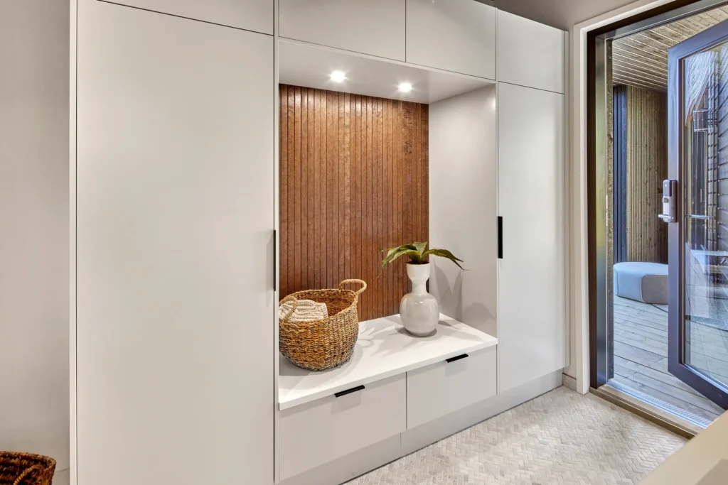 Säilytysratkaisu ja eteistila modernilla ilmeellä – sisustussuunnittelu Naantali