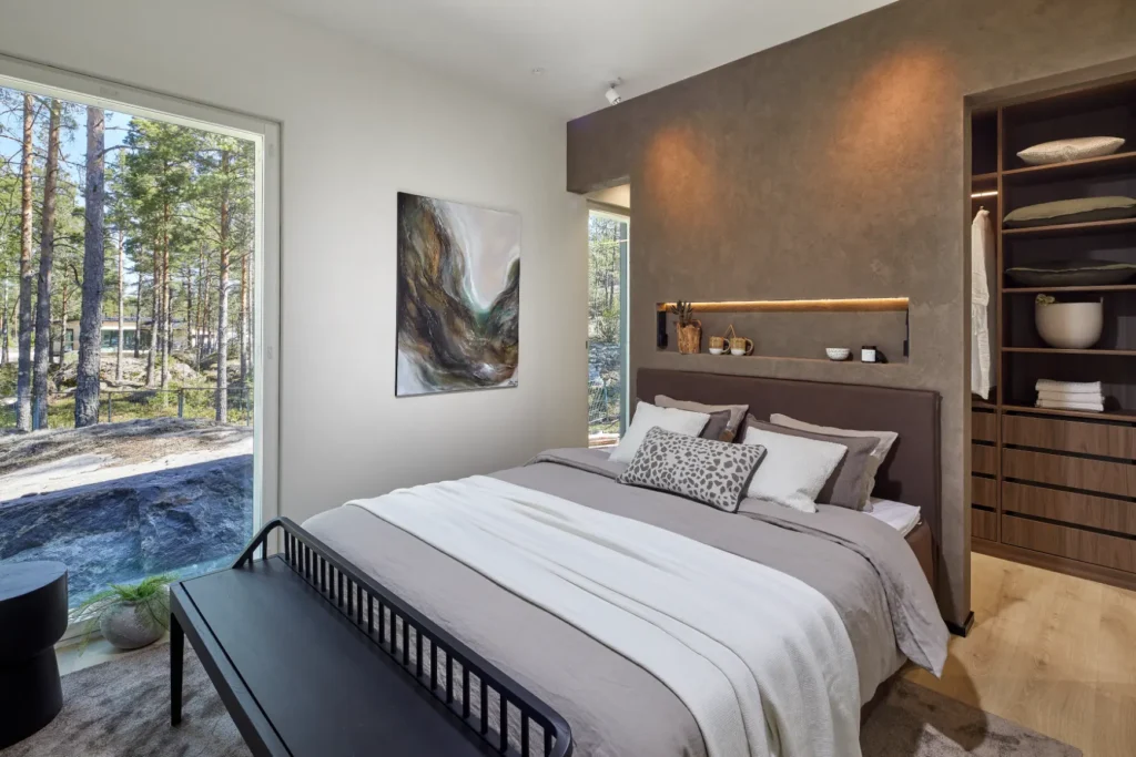 Makuuhuone luonnonläheisellä värimaailmalla ja tunnelmallisella valaistuksella – sisustussuunnittelu Naantali