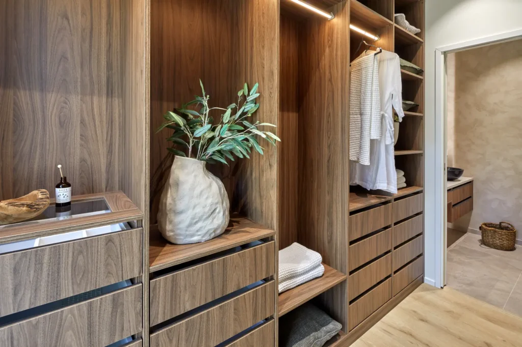 Vaatehuone puupinnoilla ja toimivilla säilytysratkaisuilla – sisustussuunnittelu Naantali