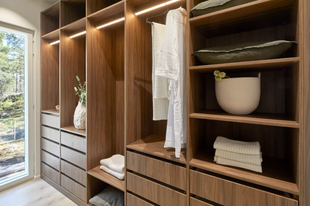 Moderni vaatehuone valaistuksella ja selkeällä säilytysjärjestelmällä – sisustussuunnittelu Naantali