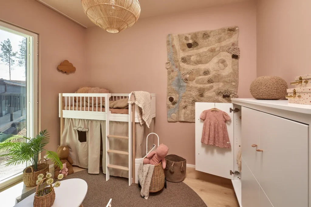 Lastenhuone pehmeillä sävyillä ja leikkisällä sisustuksella – sisustussuunnittelu Naantali