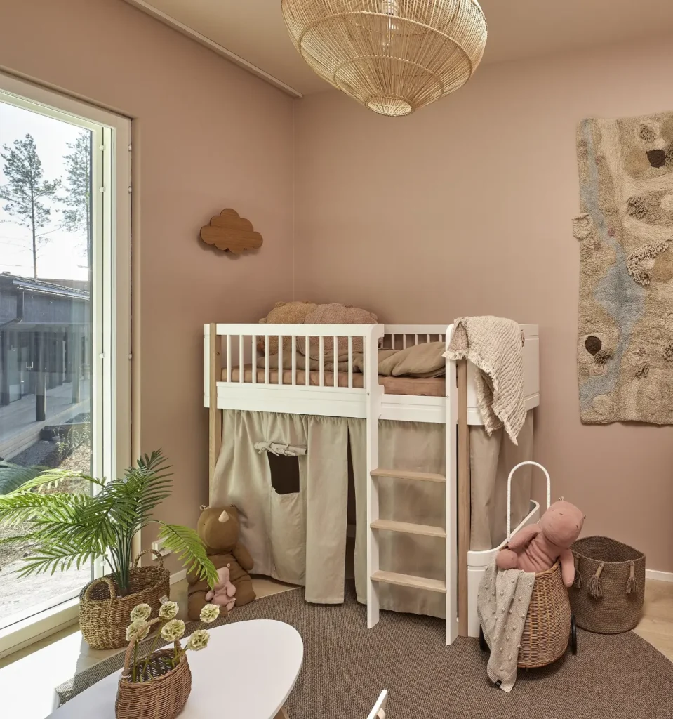 Lastenhuone pehmeillä sävyillä ja leikkisällä sisustuksella – sisustussuunnittelu Naantali