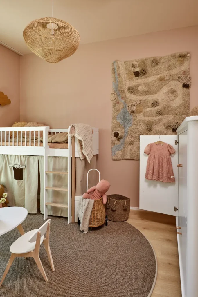 Viihtyisä lastenhuone yksityiskohdilla ja lämpimällä tunnelmalla – sisustussuunnittelu Naantali