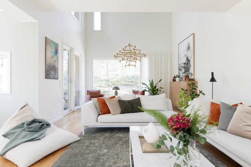 Skandinaavinen olohuone pehmeillä sävyillä ja luonnonvalolla – sisustussuunnittelu Espoo Saunalahti