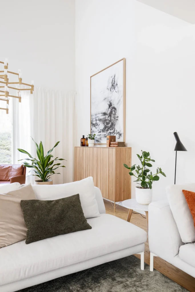 Tyylikäs olohuoneen yksityiskohta puukaapilla ja taululla – sisustussuunnittelu Espoo Saunalahti