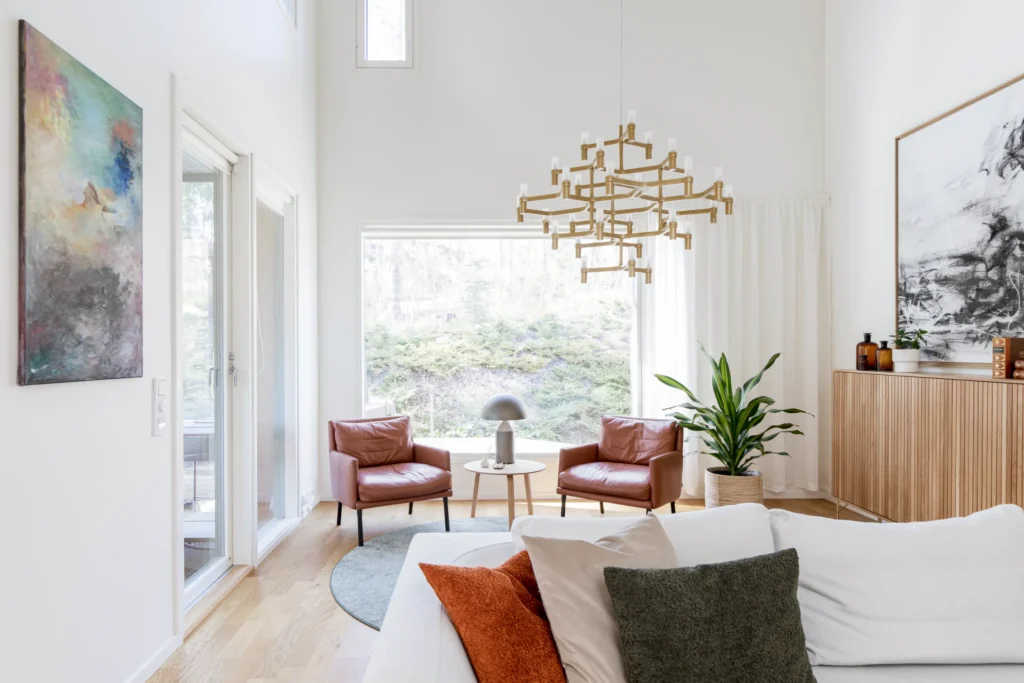 Moderni olohuone korkealla tilalla ja design-valaisimella – sisustussuunnittelu Espoo Saunalahti