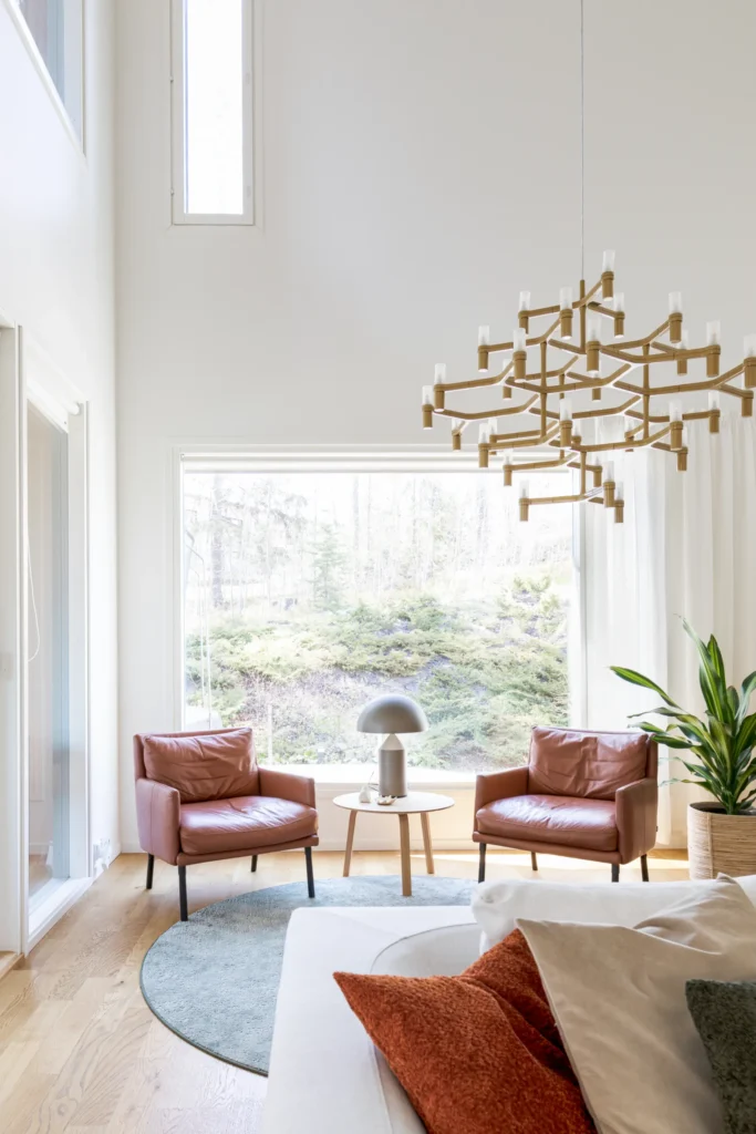 Avara oleskelutila luonnonvalolla ja harmonisella värimaailmalla – sisustussuunnittelu Espoo Saunalahti