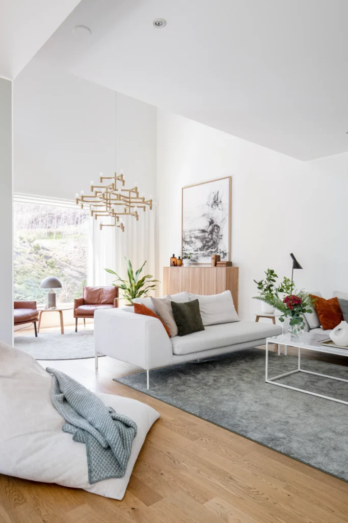 Tyylikäs olohuone sohva-asettelulla ja sisustustekstiileillä – sisustussuunnittelu Espoo Saunalahti