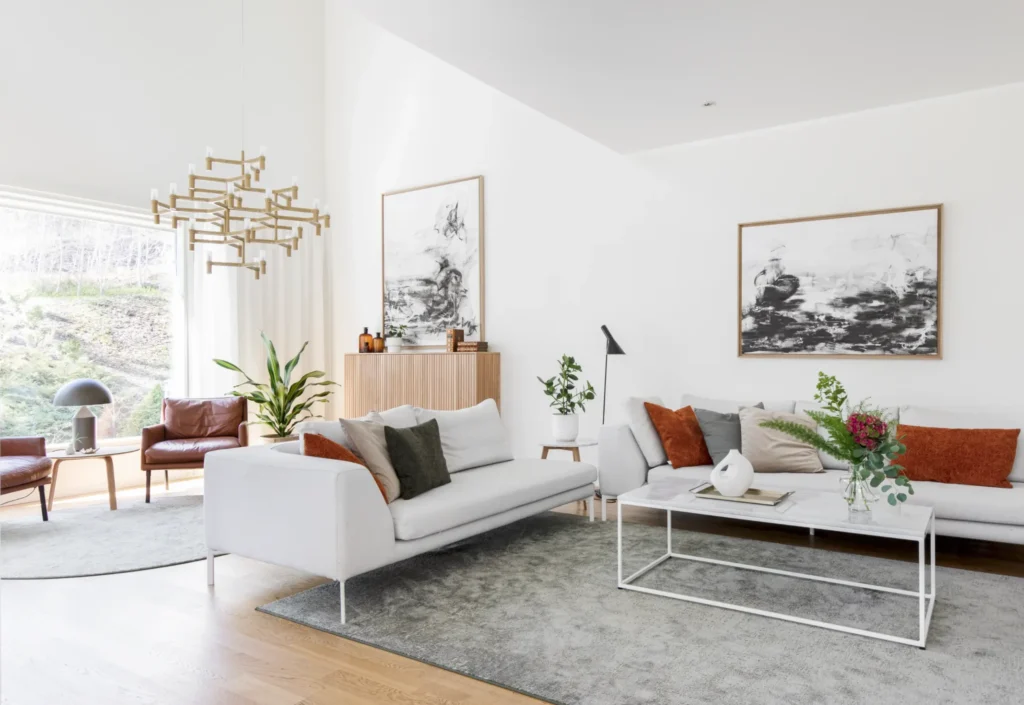 Minimalistinen olohuone modernilla kalustuksella ja taiteella – sisustussuunnittelu Espoo Saunalahti