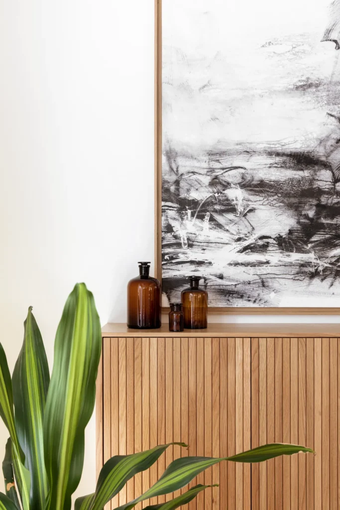 Sisustuksen yksityiskohta puupinnalla ja koriste-esineillä – sisustussuunnittelu Espoo Saunalahti