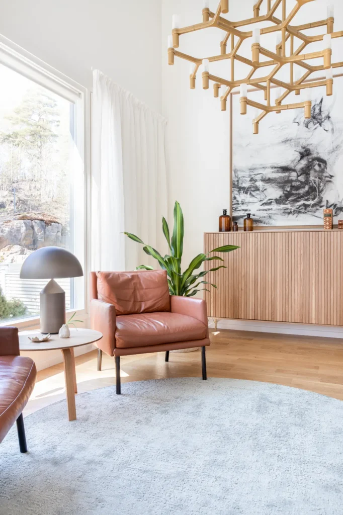 Lukunurkkaus nahkatuoleilla ja suurilla ikkunoilla – sisustussuunnittelu Espoo Saunalahti