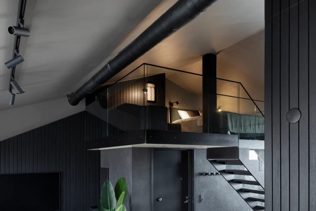 Parvitilan makuuhuone lasikaiteilla ja modernilla valaistuksella – sisustussuunnittelu Helsingissä