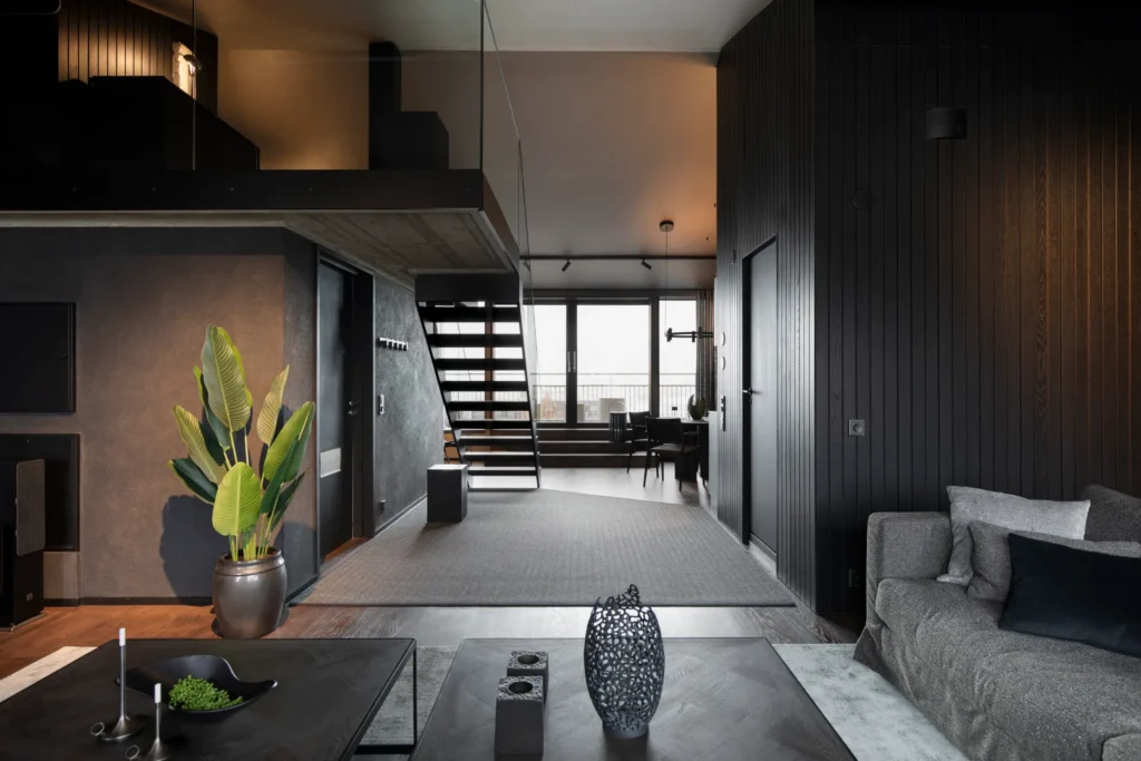 Avara olohuone ja kulku parvelle, harmoninen tumma kokonaisuus – sisustussuunnittelu Helsingissä