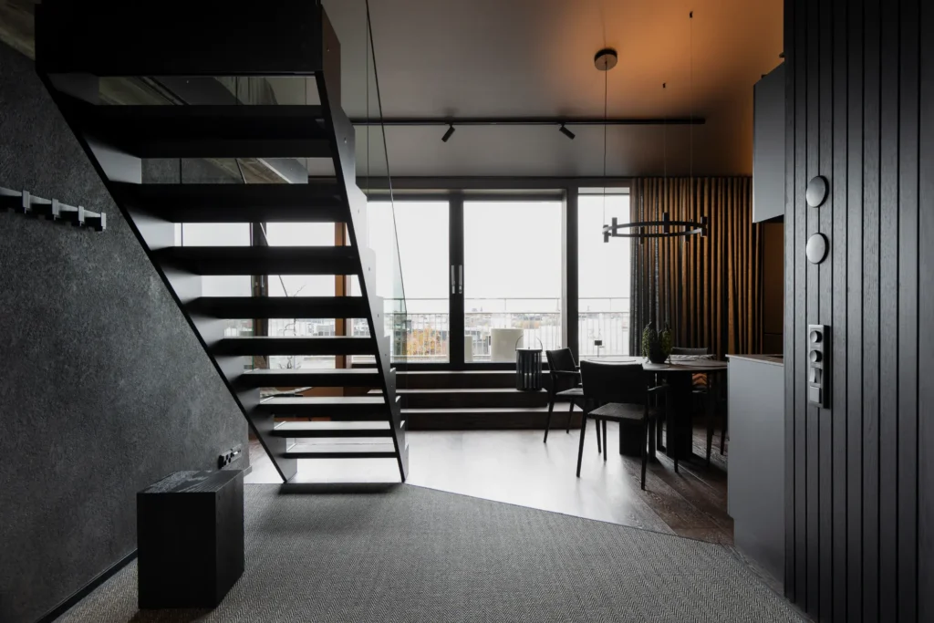 Moderni ruokailutila suurilla ikkunoilla ja minimalistinen valaistus – sisustussuunnittelu Helsingissä