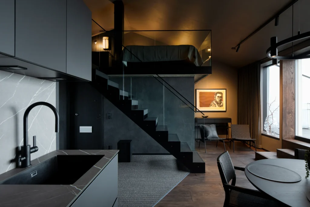 Keittiö ja näkymä parvelle, selkeä tilaratkaisu ja moderni sisustussuunnittelu Helsingissä