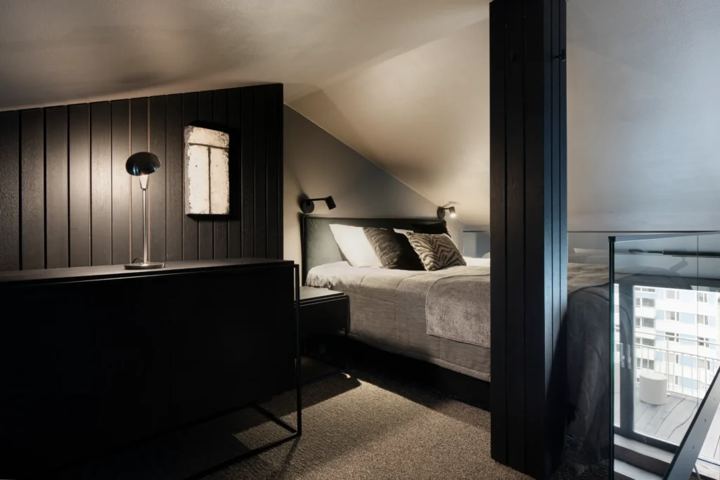 Makuuhuone parvella, rauhallinen tunnelma ja harkitut yksityiskohdat – sisustussuunnittelu Helsingissä