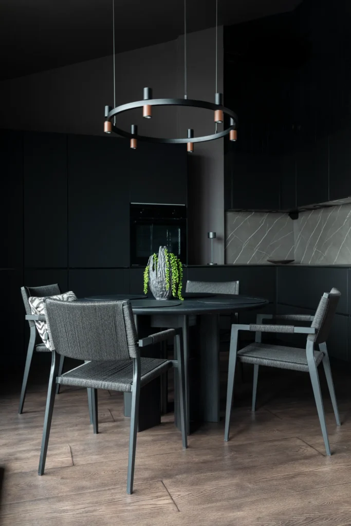 Moderni design-valaisin ruokailutilassa, tunnelmallinen valaistus – sisustussuunnittelu Helsingissä