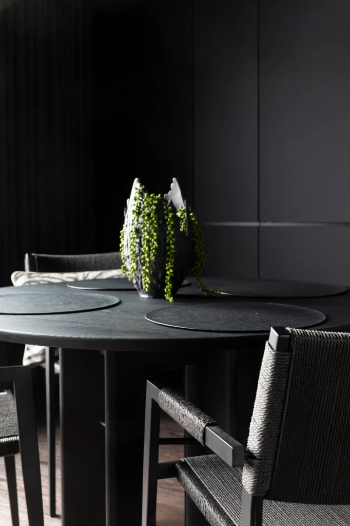 Ruokapöytä ja tuolit lähikuvassa, laadukkaat materiaalit ja viimeistely – sisustussuunnittelu Helsingissä