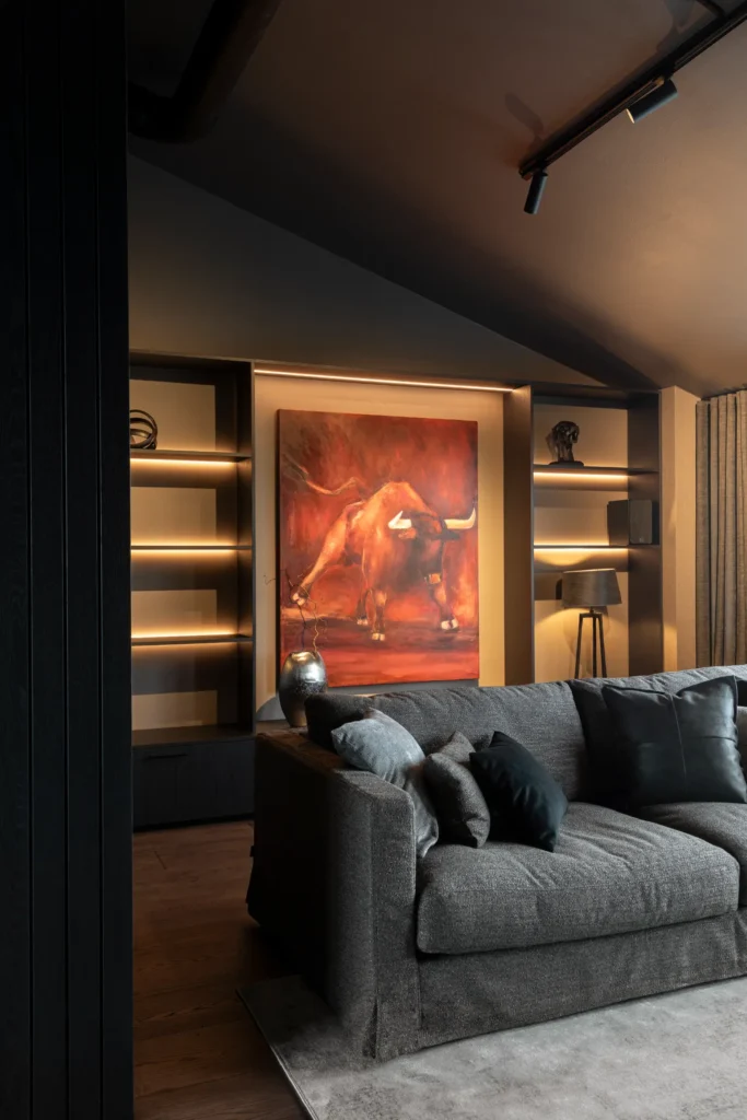 Olohuoneen sohva ja tekstiilit lähikuvassa, ajaton tyyli – sisustussuunnittelu Helsingissä