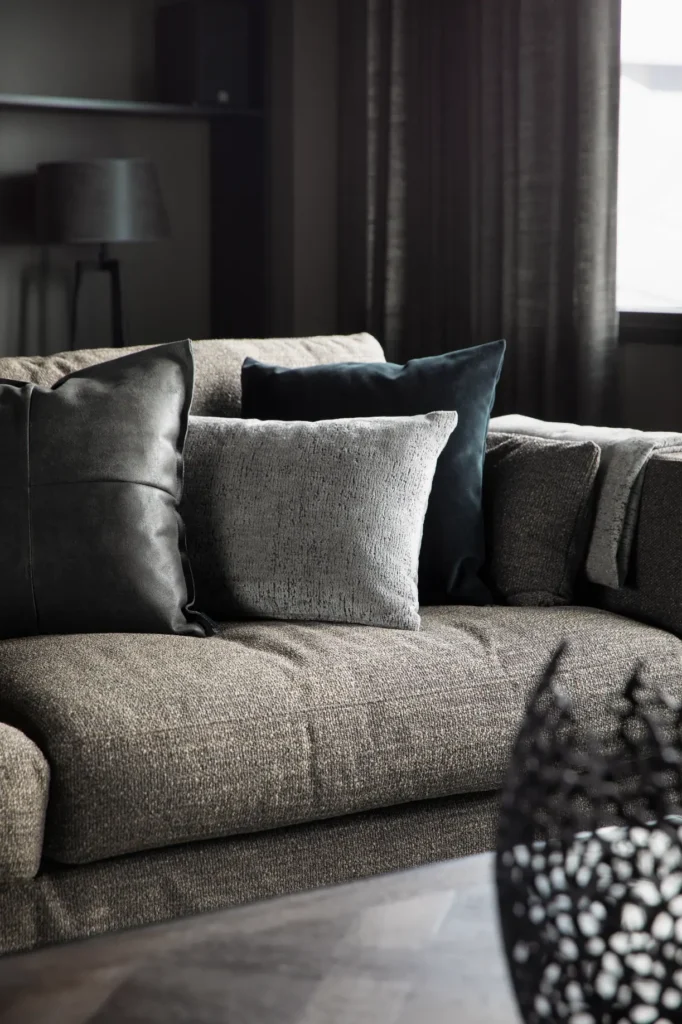 Sisustuselementti ja taulu lähikuvassa, moderni taide osana tilaa – sisustussuunnittelu Helsingissä