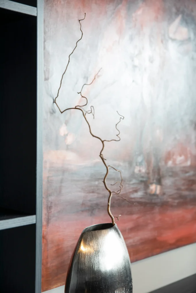 Design-valaisin lähikuvassa, tarkkaan suunniteltu valaistus – sisustussuunnittelu Helsingissä