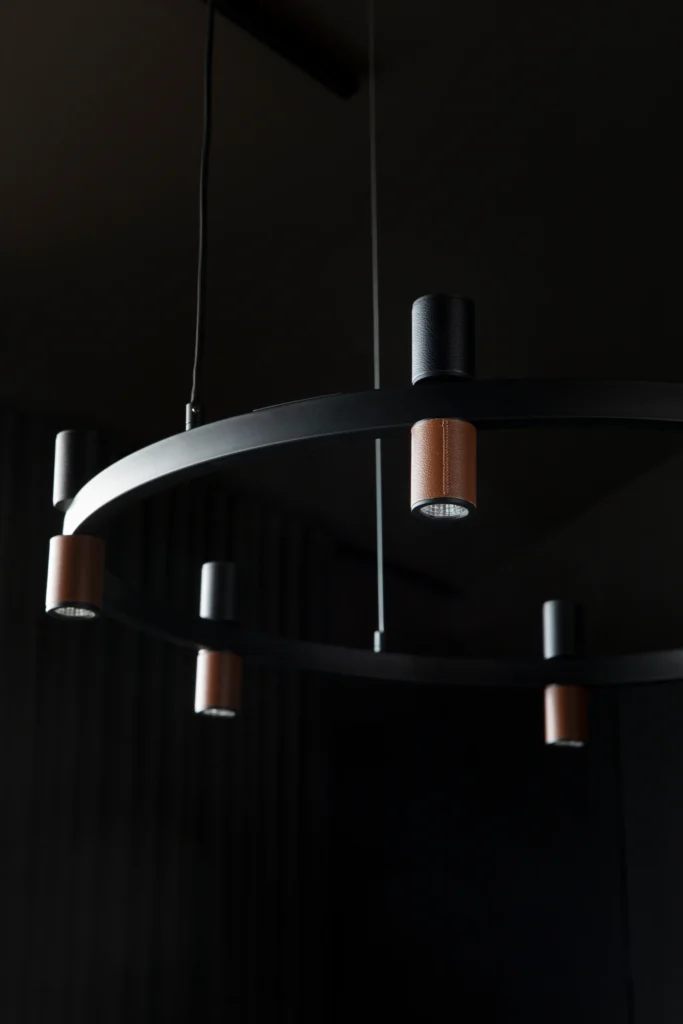 Ikkunan vieressä oleva sisustusasetelma, luonnonvalo ja minimalistinen tyyli – sisustussuunnittelu Helsingissä