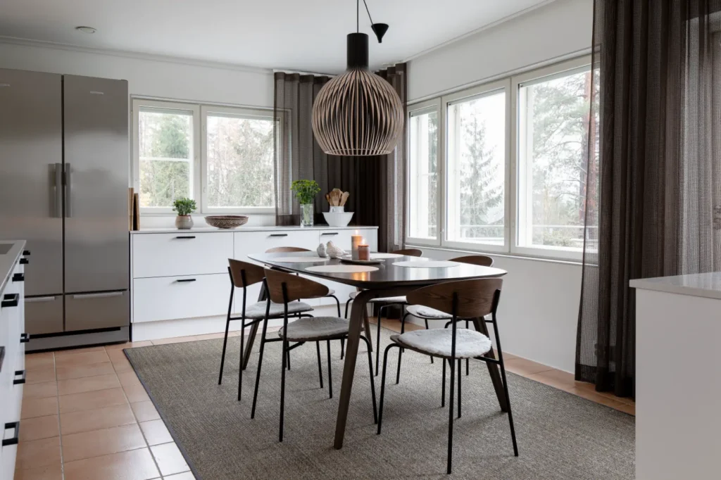 Valoisa ruokailutila suurilla ikkunoilla ja luonnonläheisellä tunnelmalla – sisustussuunnittelu Espoo Nuuksio