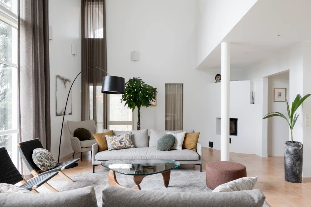 Tyylikäs olohuone avarassa tilassa ja luonnonvalossa – sisustussuunnittelu Espoo Nuuksio