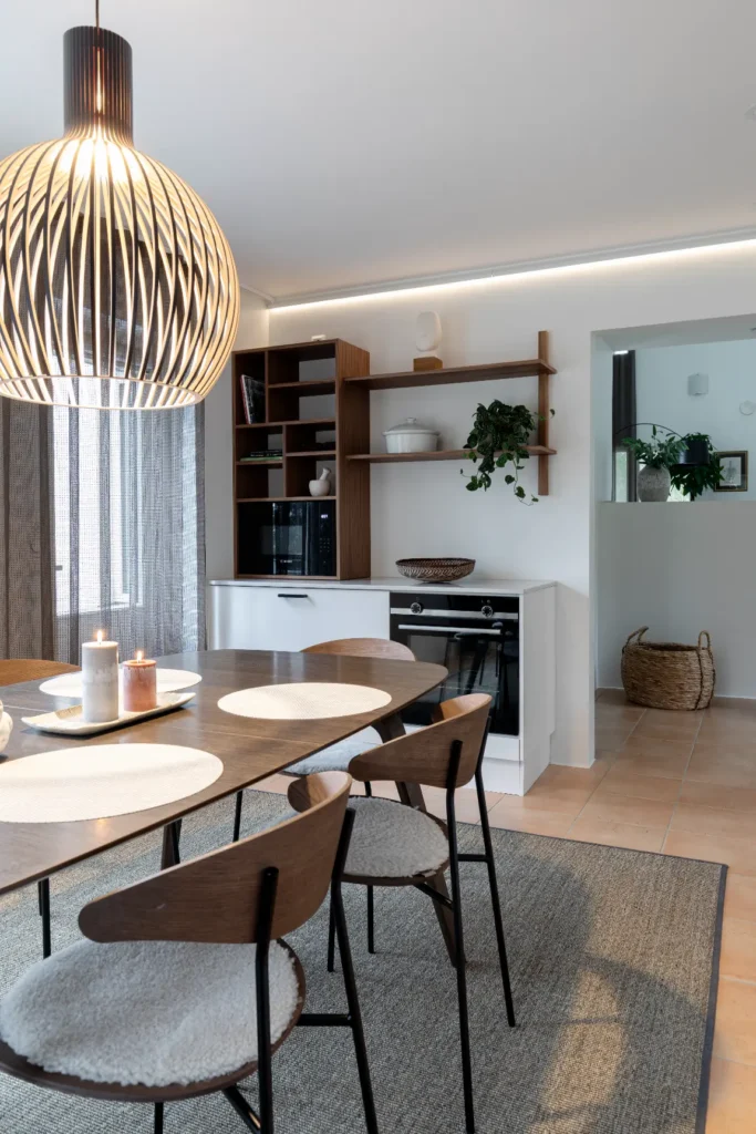 Moderni keittiö ja ruokailutila yhdistyvät harmoniseksi kokonaisuudeksi – sisustussuunnittelu Espoo Nuuksio