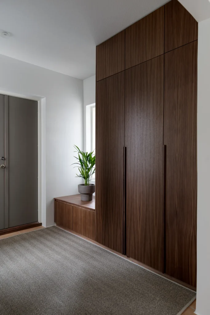 Tyylikäs eteistila mittatilauskaapistolla ja selkeällä säilytysratkaisulla – sisustussuunnittelu Espoo Nuuksio