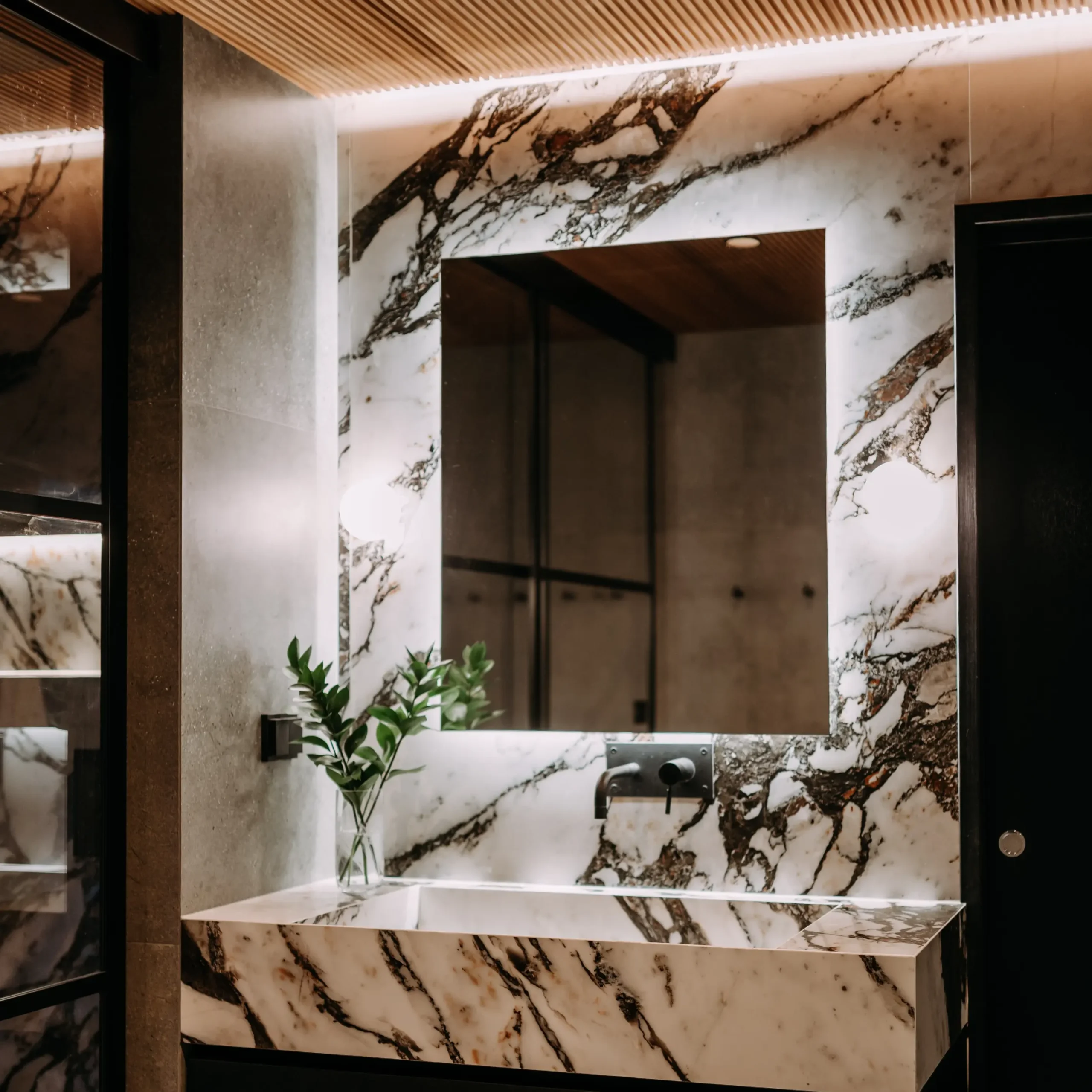 Pintamateriaali- ja värisuunnittelu, materiaalinäytteitä ja harmoninen sävymaailma