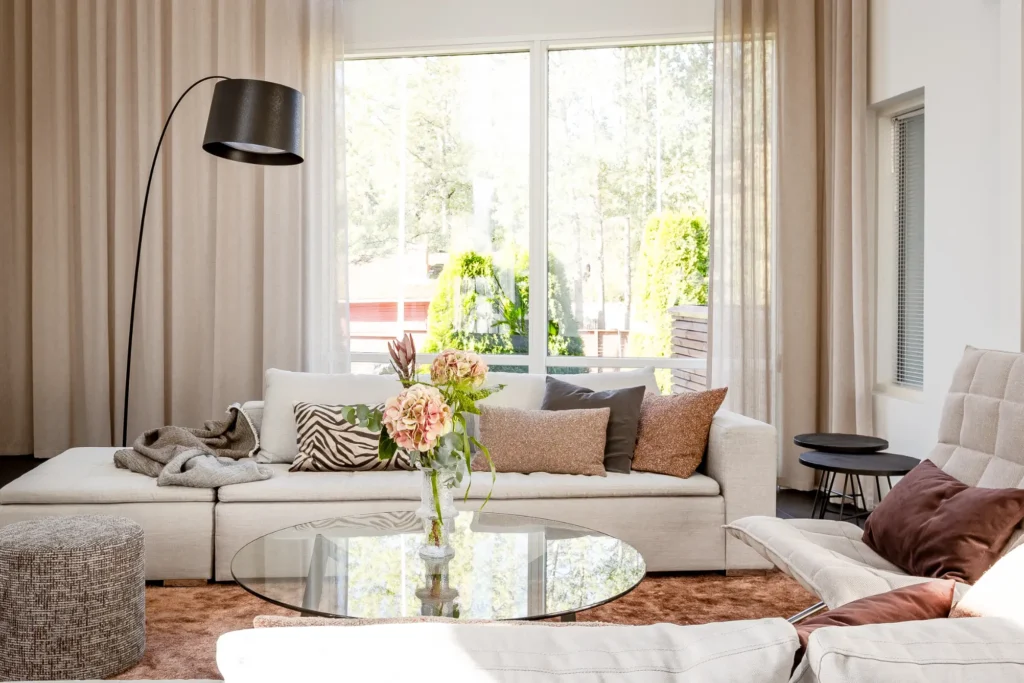 Sisustuksen yksityiskohta kukka-asetelmalla ja sohvalla – sisustussuunnittelu Espoo Soukka