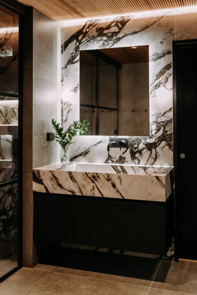 ylellinen kylpyhuone marmoripinnoilla – sisustussuunnittelu Espoo Saunalahti