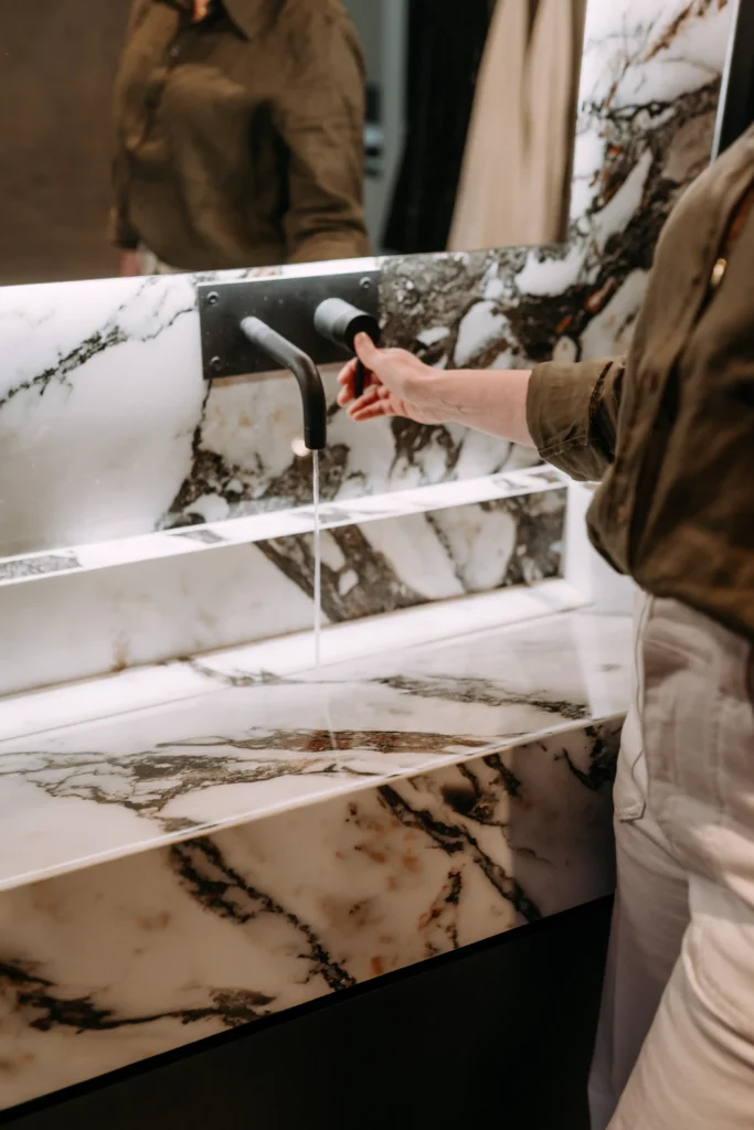 moderni hana ja kivinen pesuallas – sisustussuunnittelu Espoo Saunalahti