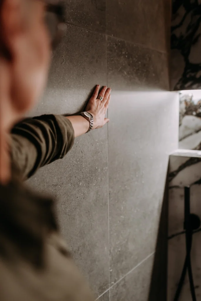 kylpyhuoneen seinäpinta ja materiaalien tarkastelu – sisustussuunnittelu Espoo Saunalahti