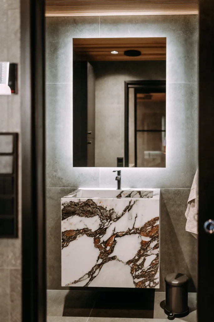 minimalistinen kylpyhuone valaistulla peilillä – sisustussuunnittelu Espoo Saunalahti