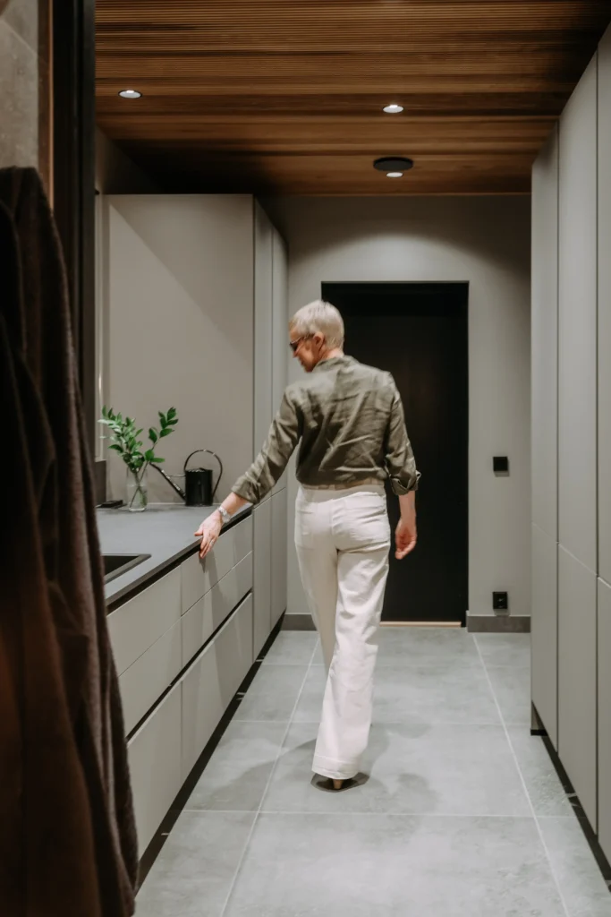 moderni kylpyhuone marmoritasolla ja hanalla – sisustussuunnittelu Espoo Saunalahti