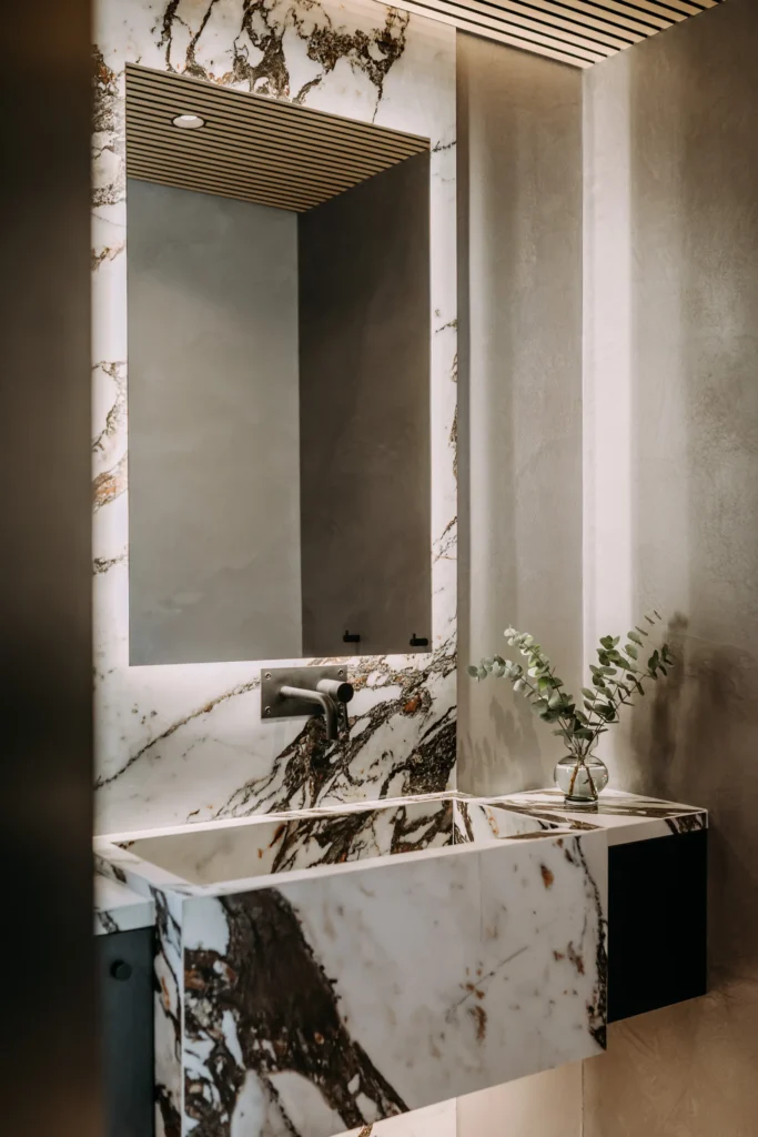 sisustussuunnittelija keittiössä modernien kaapistojen äärellä – sisustussuunnittelu Espoo Saunalahti