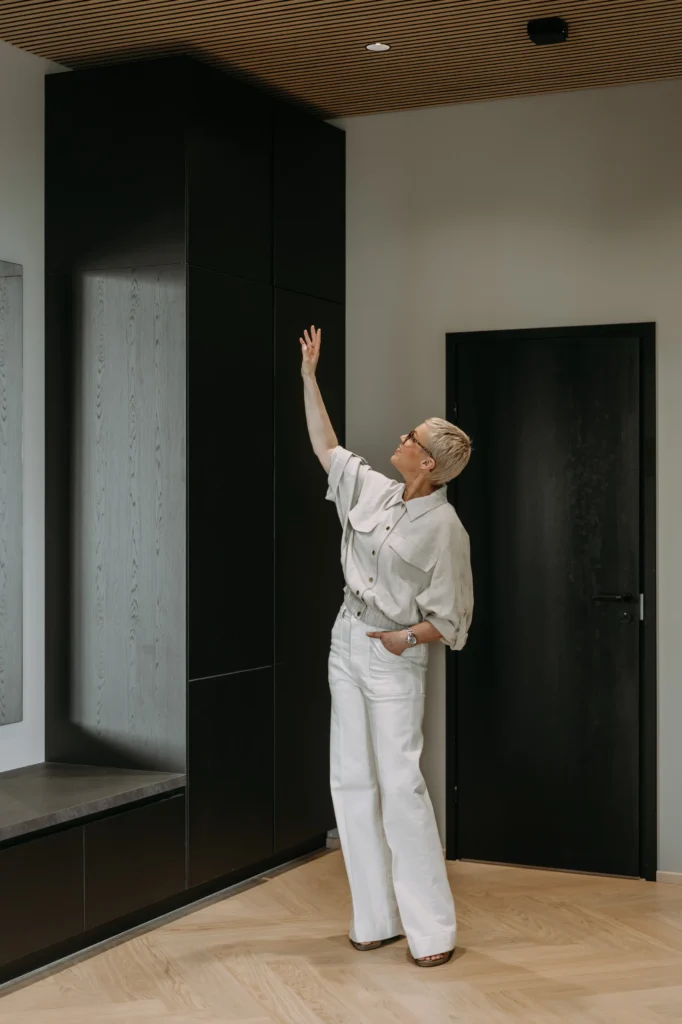 eteistila ja moderni säilytysratkaisu – sisustussuunnittelu Espoo Saunalahti