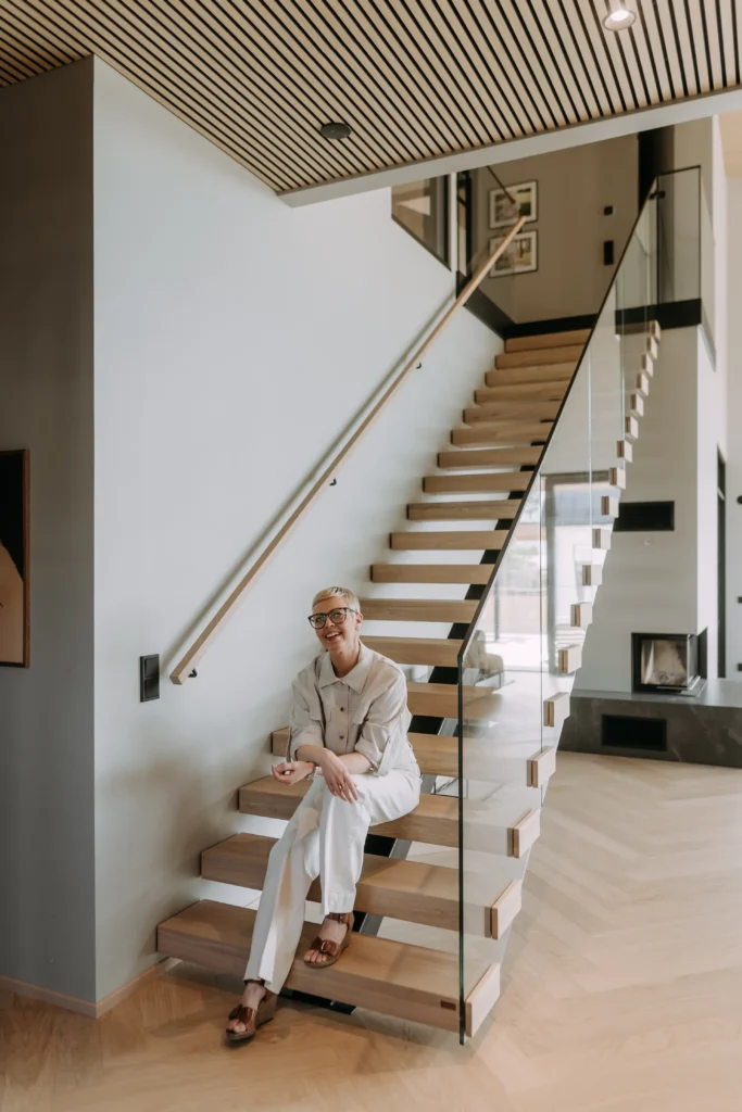 sisustussuunnittelija koskettaa seinäpintaa olohuoneessa – sisustussuunnittelu Espoo Saunalahti