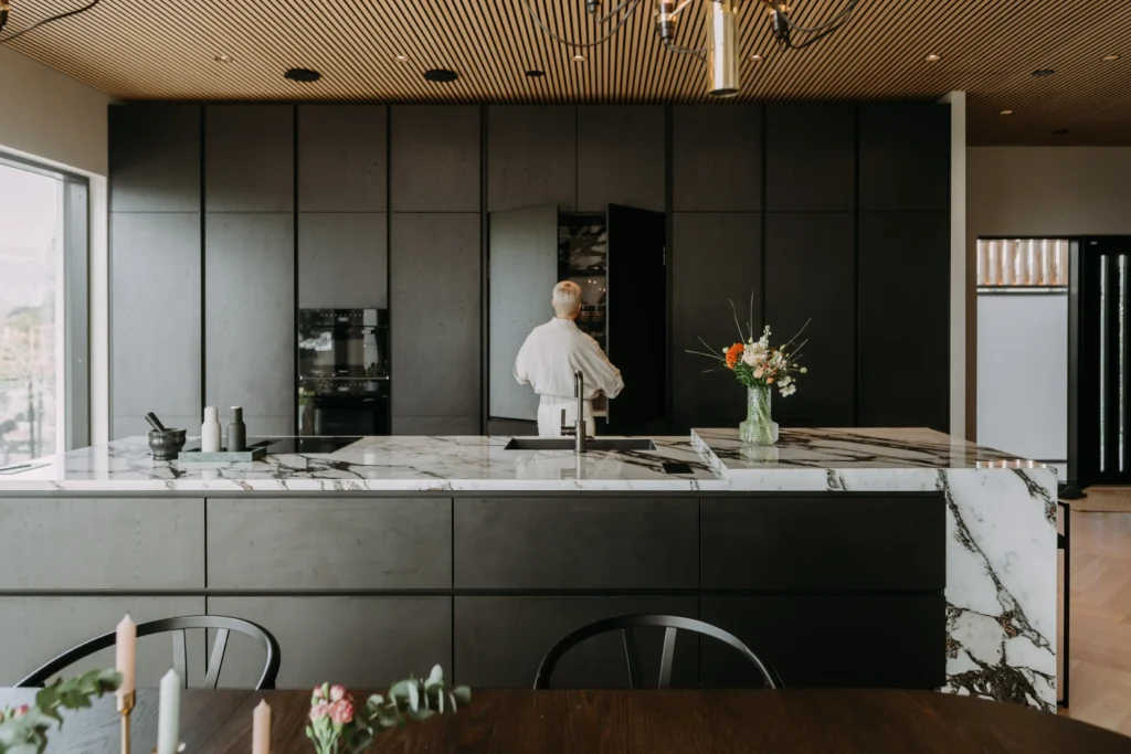 moderni olohuone takalla ja suurilla ikkunoilla – sisustussuunnittelu Espoo Saunalahti