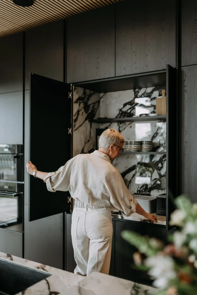 sisustussuunnittelija portailla modernissa kodissa – sisustussuunnittelu Espoo Saunalahti